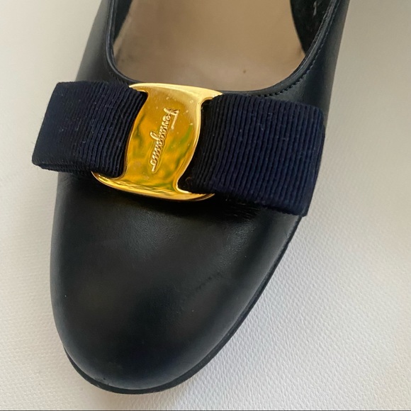 SOLD Salvatore Ferragamo Vintage Vara Bow Pumps Navy Blue - Picture 10 of 15